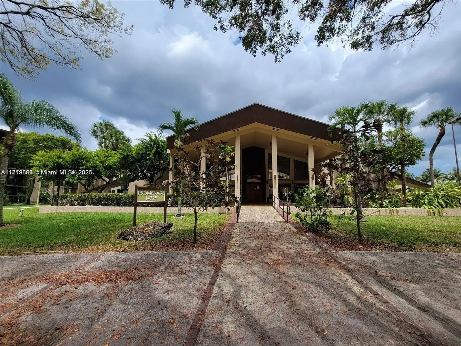 1 bedroom 1 bath Residential for sale at 14321 N Kendall Dr # 311F, Miami FL 33186