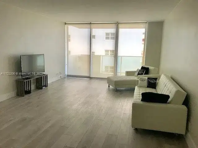 1 bedroom 1 bath Residential for sale at 1200 West Ave # 1018, Miami Beach FL 33139