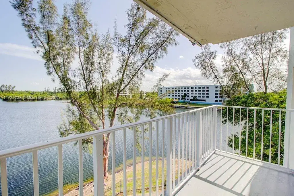 2 bedroom 2 bath Residential for sale at 8240 SW 210 th # 320, Cutler Bay FL 33189