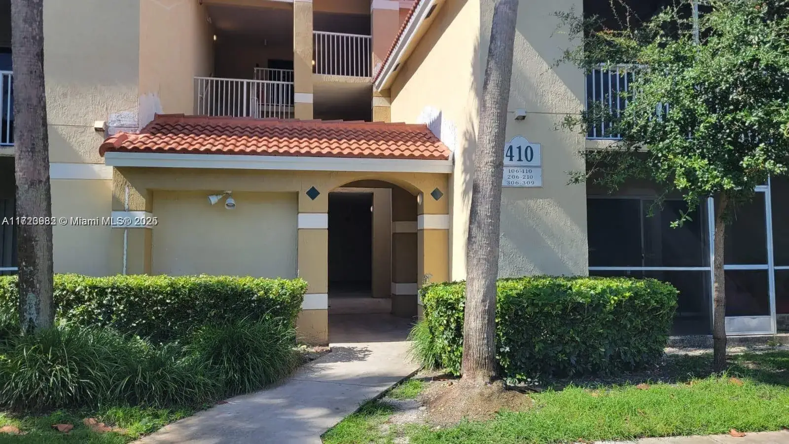 2 bedroom 2 bath Residential for sale at 410 S Park Rd # 108, Hollywood FL 33021