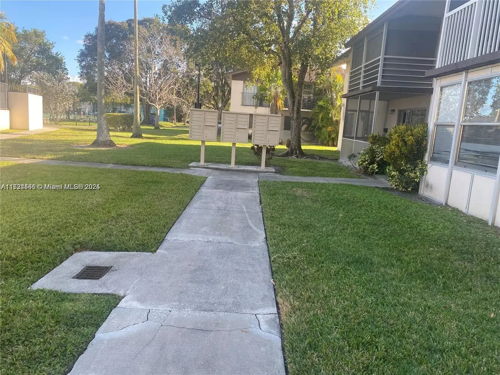 1 bedroom 1 bath Residential Lease for rent at 335 W Laurel Dr # 1M, Margate FL 33063