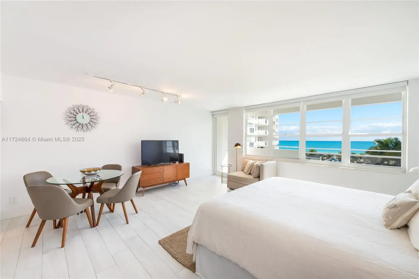 1 bedroom 1 bath Residential Lease for rent at 100 Lincoln Rd, Miami Beach FL 33139