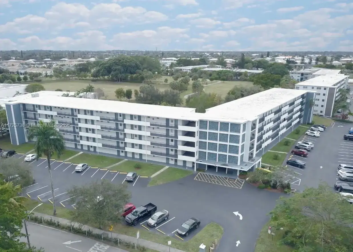 1 bedroom 1 bath Residential Lease for rent at 950 Hillcrest Dr # 211, Hollywood FL 33021