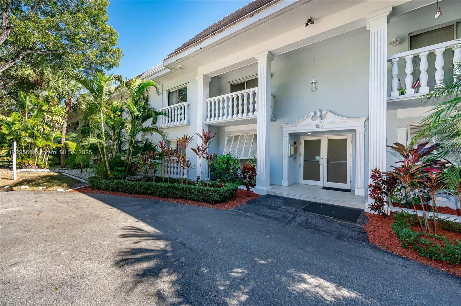 2 bedroom 1 bath Residential Lease for rent at 1200 Mariposa Ave # E202, Coral Gables FL 33146
