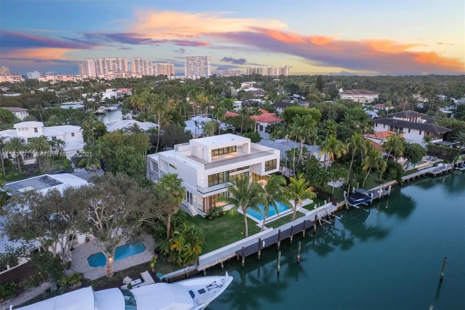 6 bedroom 8 bath Residential for sale at 960 Mariner Dr, Key Biscayne FL 33149