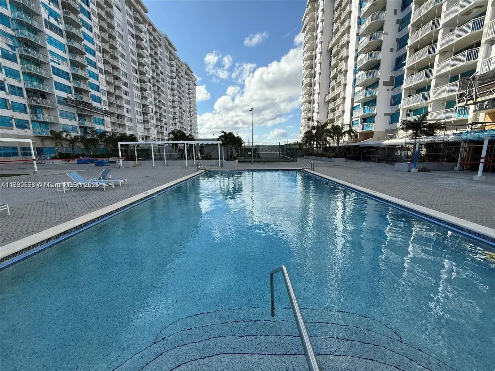 1 bedroom 1 bath Residential for sale at 18031 Biscayne Blvd, Aventura FL 33160