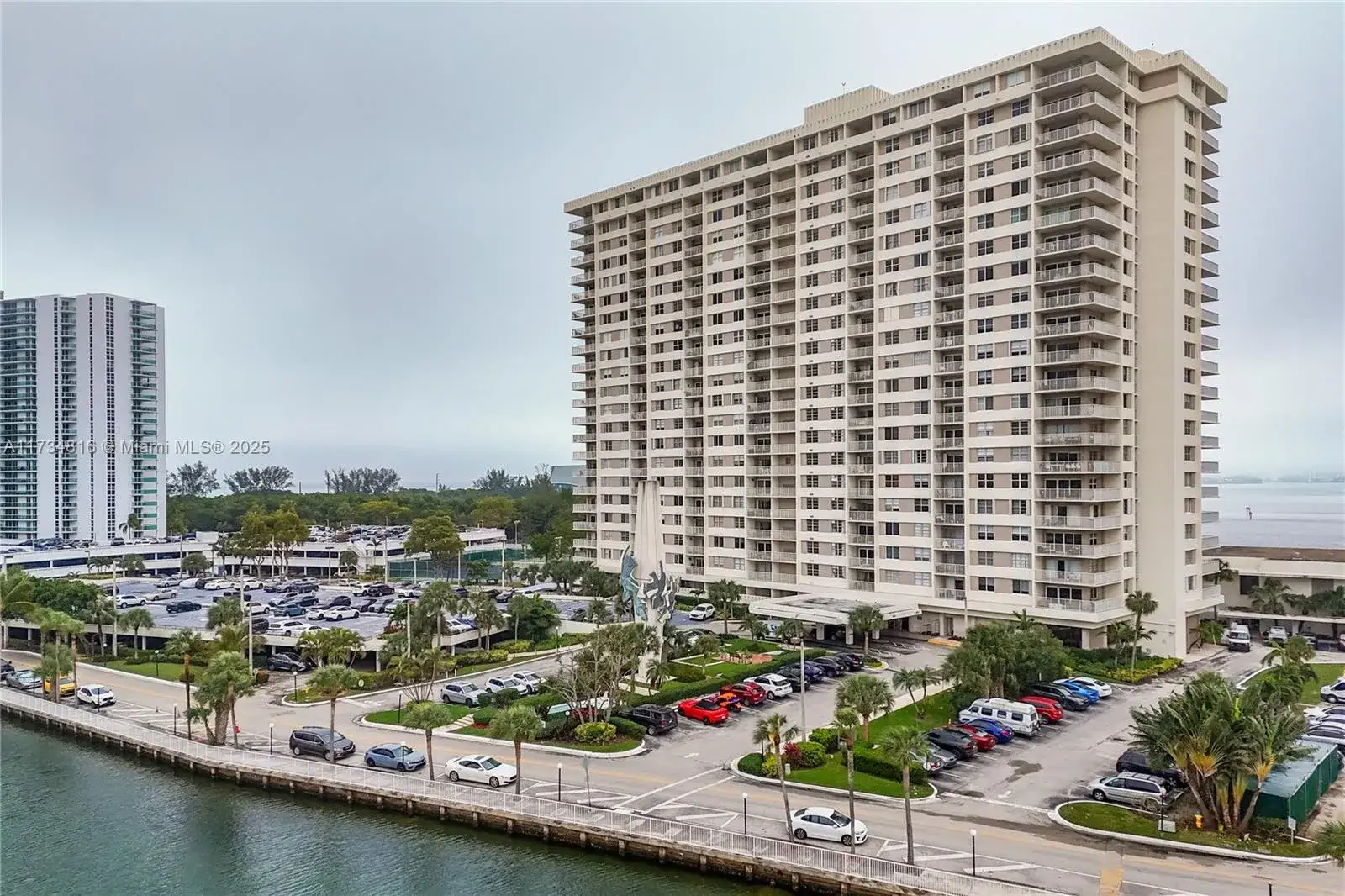1 bedroom 1 bath Residential for sale at 300 Bayview Dr # 903, Sunny Isles Beach FL 33160