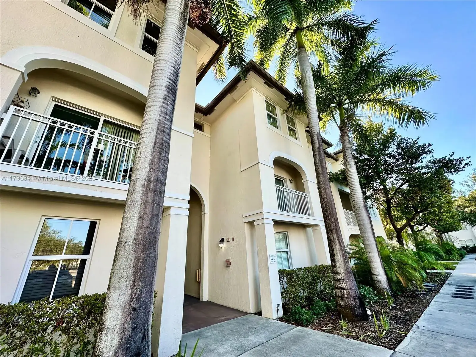 3 bedroom 2 bath Residential for sale at 11403 NW 89th St # 219, Doral FL 33178