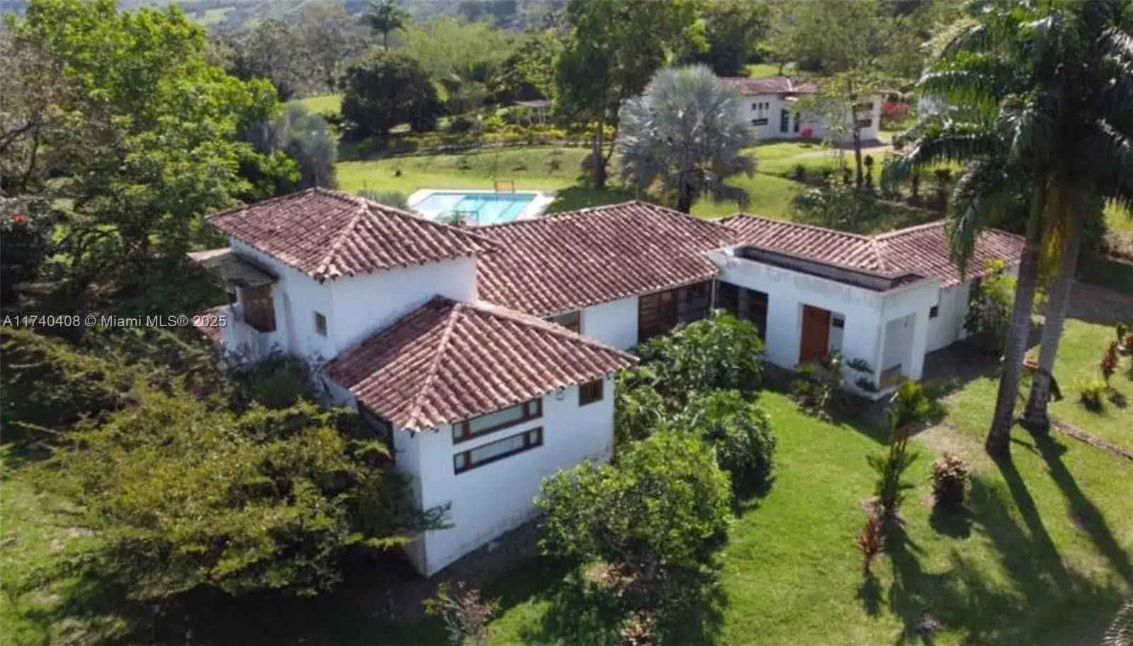 11 bedroom 10 bath Residential for sale at 1000 NE Barbosa Berrio, FL 123987