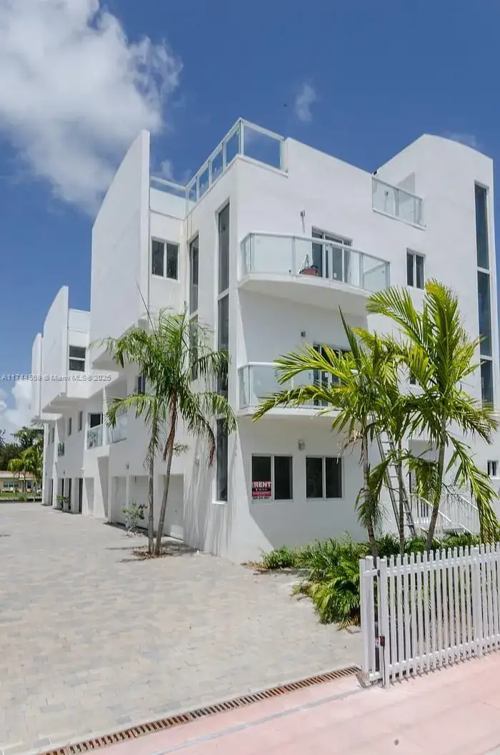 3 bedroom 4 bath Residential for sale at 1985 Calais # 3, Miami Beach FL 33141