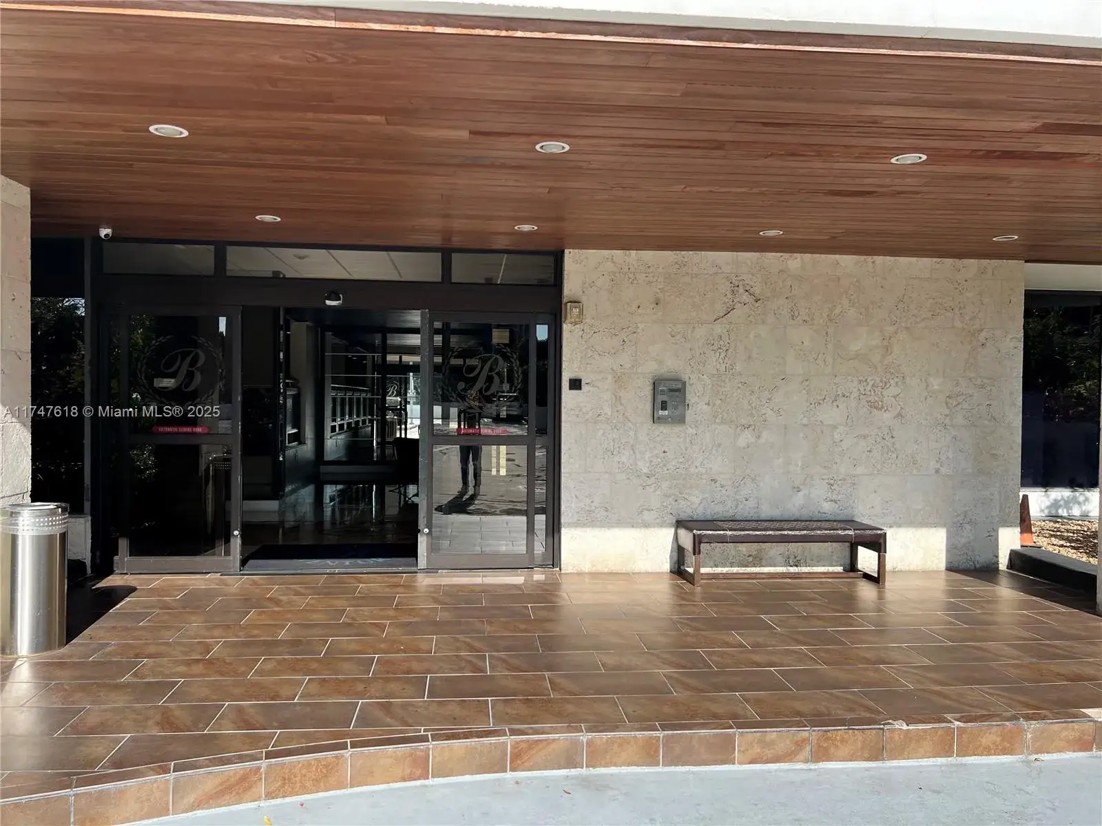 2 bedroom 2 bath Residential for sale at 3375 N Country Club Dr # 109, Aventura FL 33180