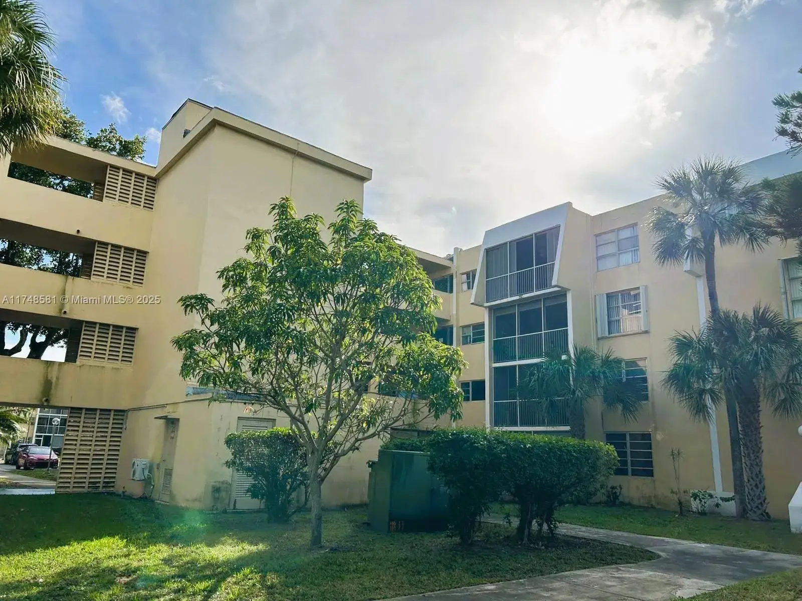 1 bedroom 1 bath Residential for sale at 942 NE 199th St # 3E, Miami FL 33179
