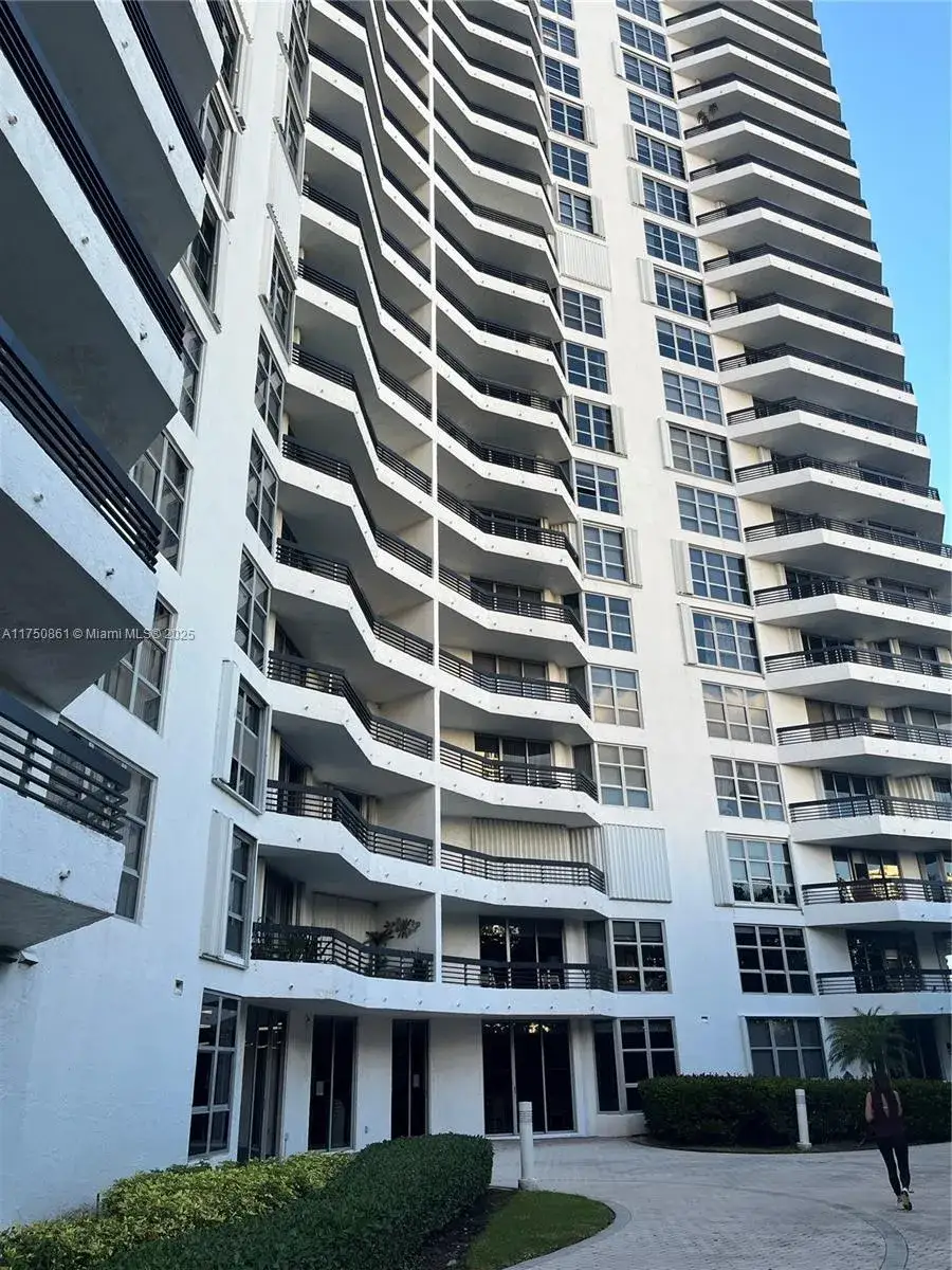 2 bedroom 2 bath Residential Lease for rent at 3400 NE 192nd St # 210, Aventura FL 33180
