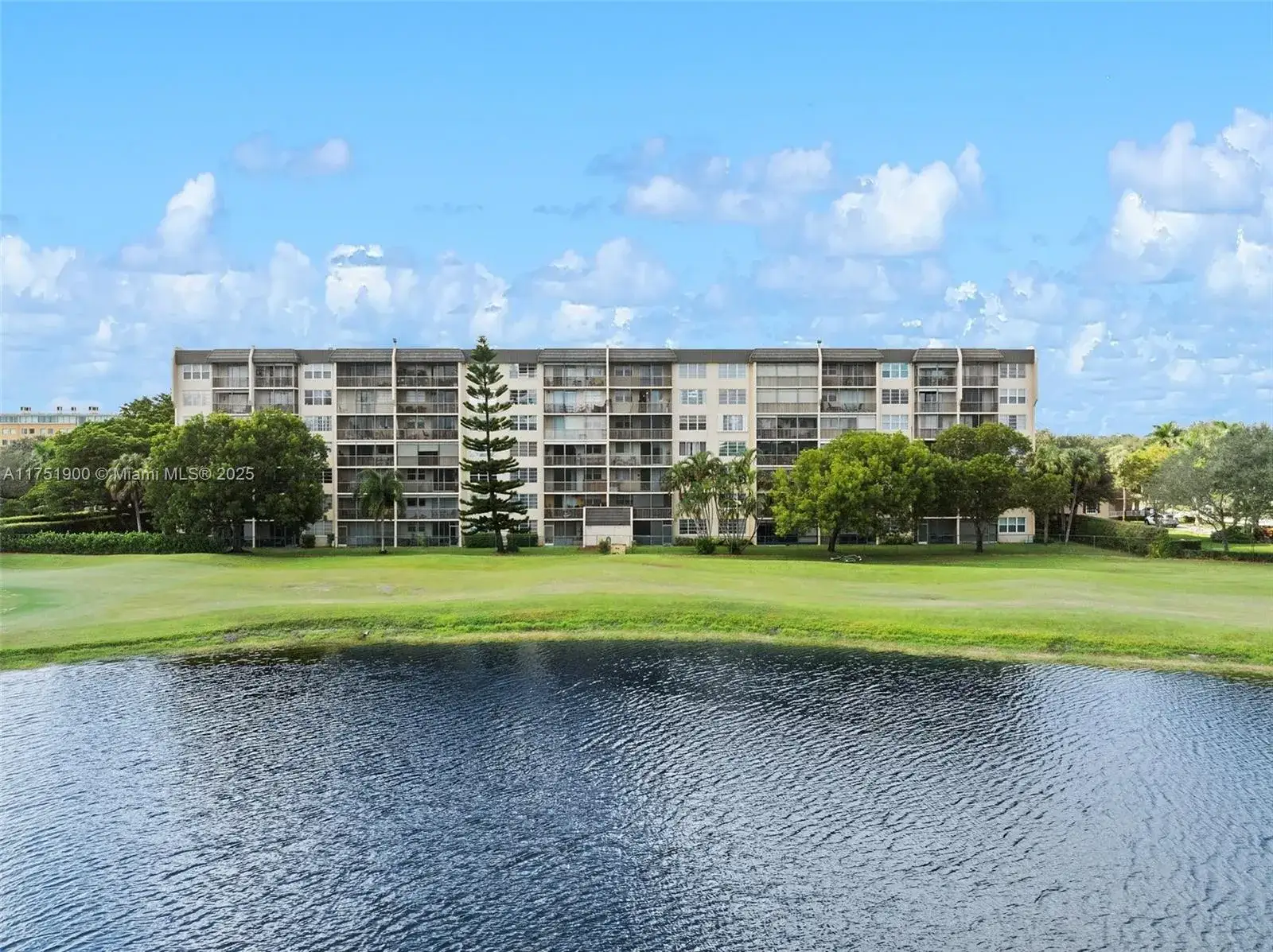 2 bedroom 2 bath Residential for sale at 3300 W Rolling Hills Cir # 605, Davie FL 33328