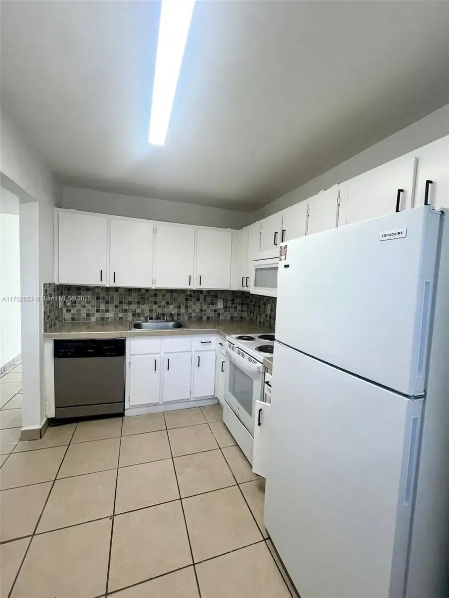3 bedroom 2 bath Residential for sale at 852 NE 209 St. # 38, Miami FL 33179
