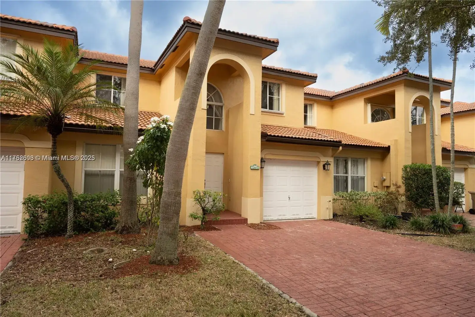3 bedroom 2 bath Residential for sale at 13973 N Forest Oak Cir, Davie FL 33325