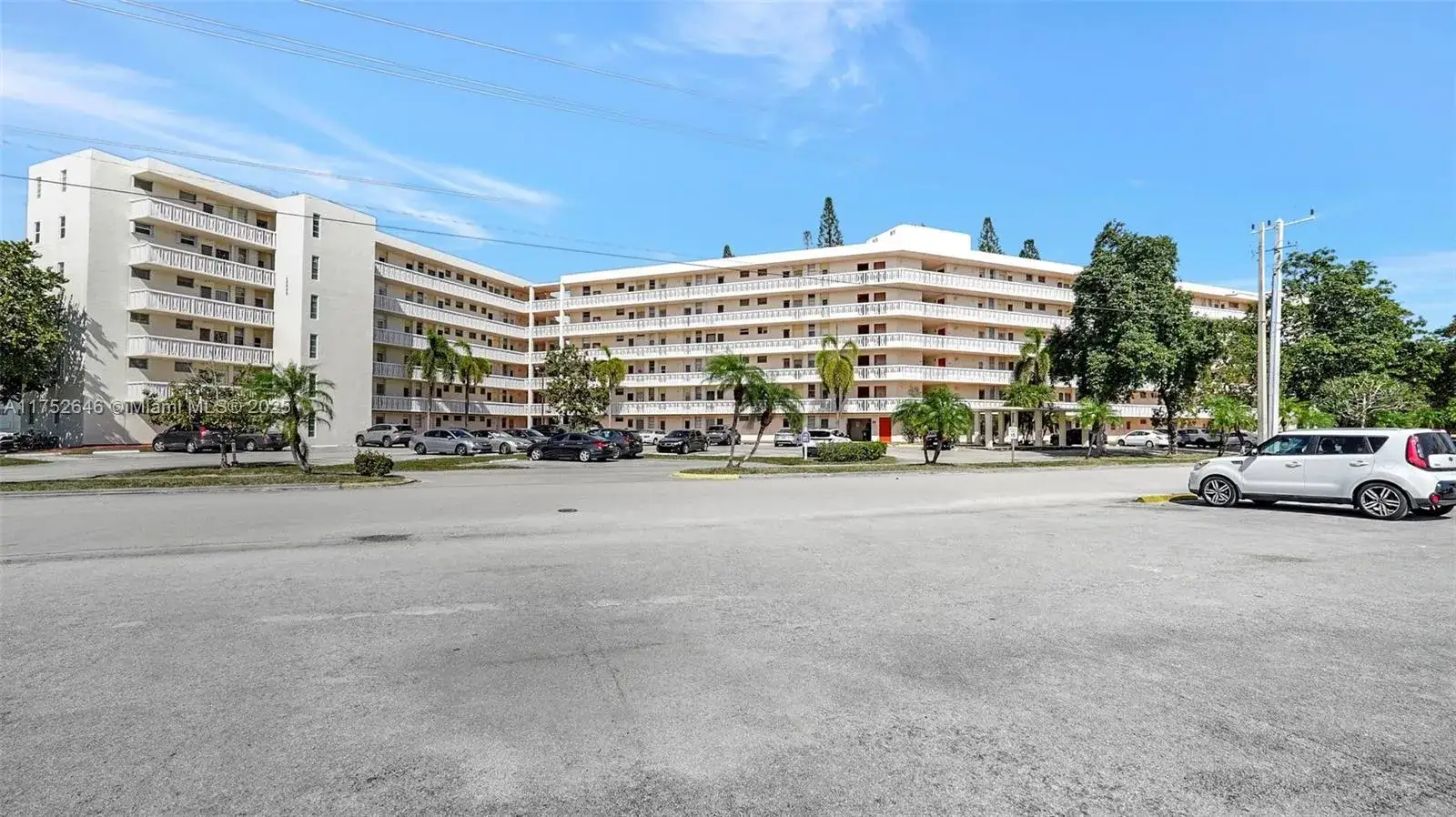 1 bedroom 1 bath Residential for sale at 2905 Point East Dr # L208, Aventura FL 33160