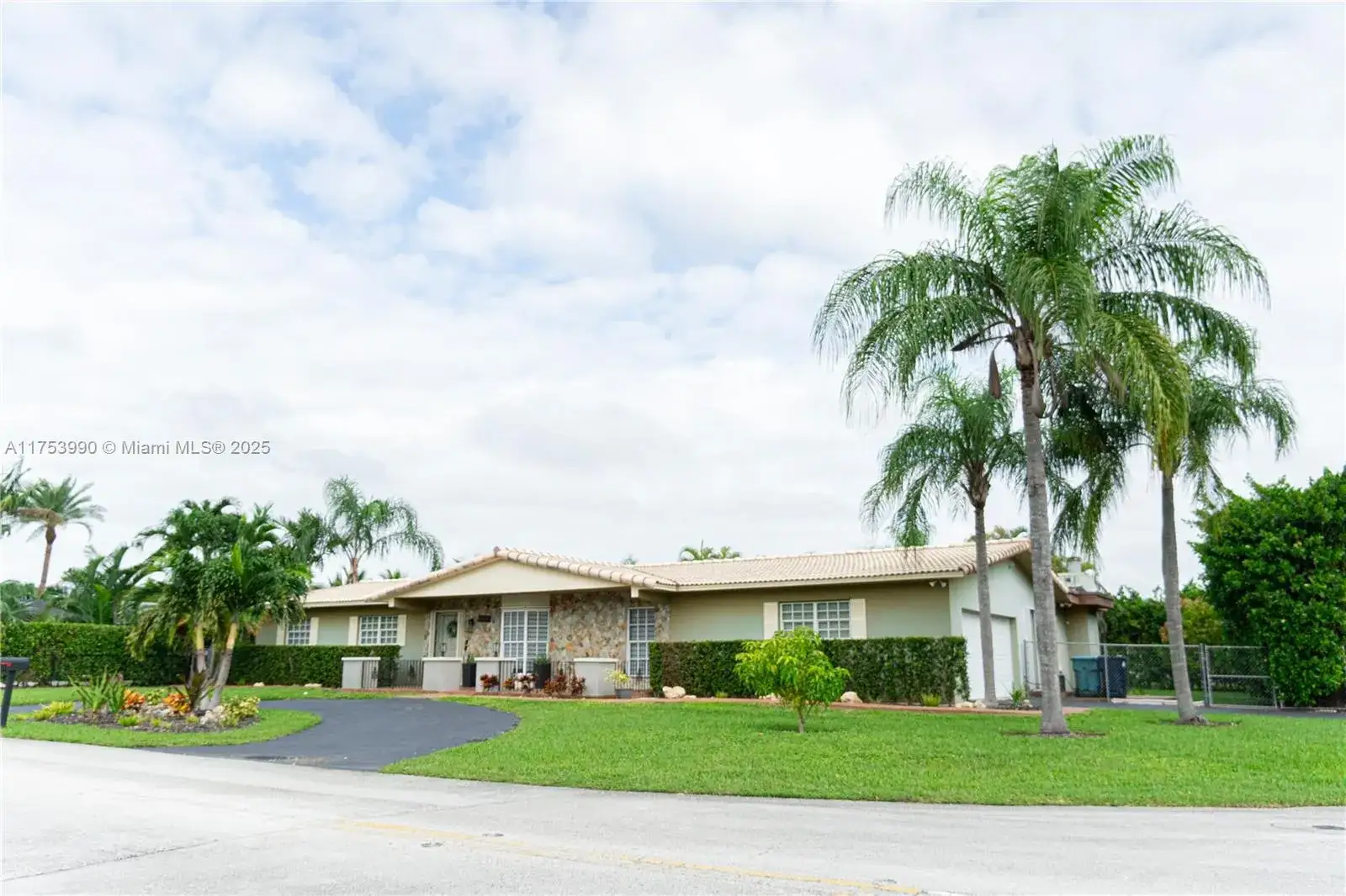 3 bedroom 2 bath Residential for sale at 10009 SW 127th St, Miami FL 33176