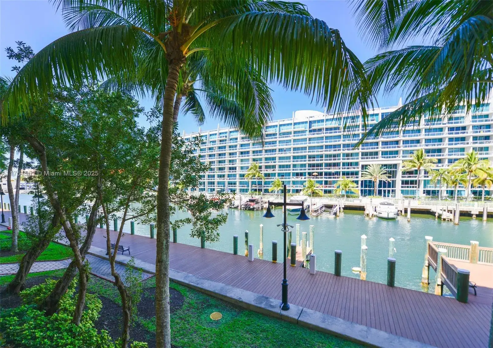 1 bedroom 1 bath Residential Lease for rent at 3001 NE 185th St # 209, Aventura FL 33180