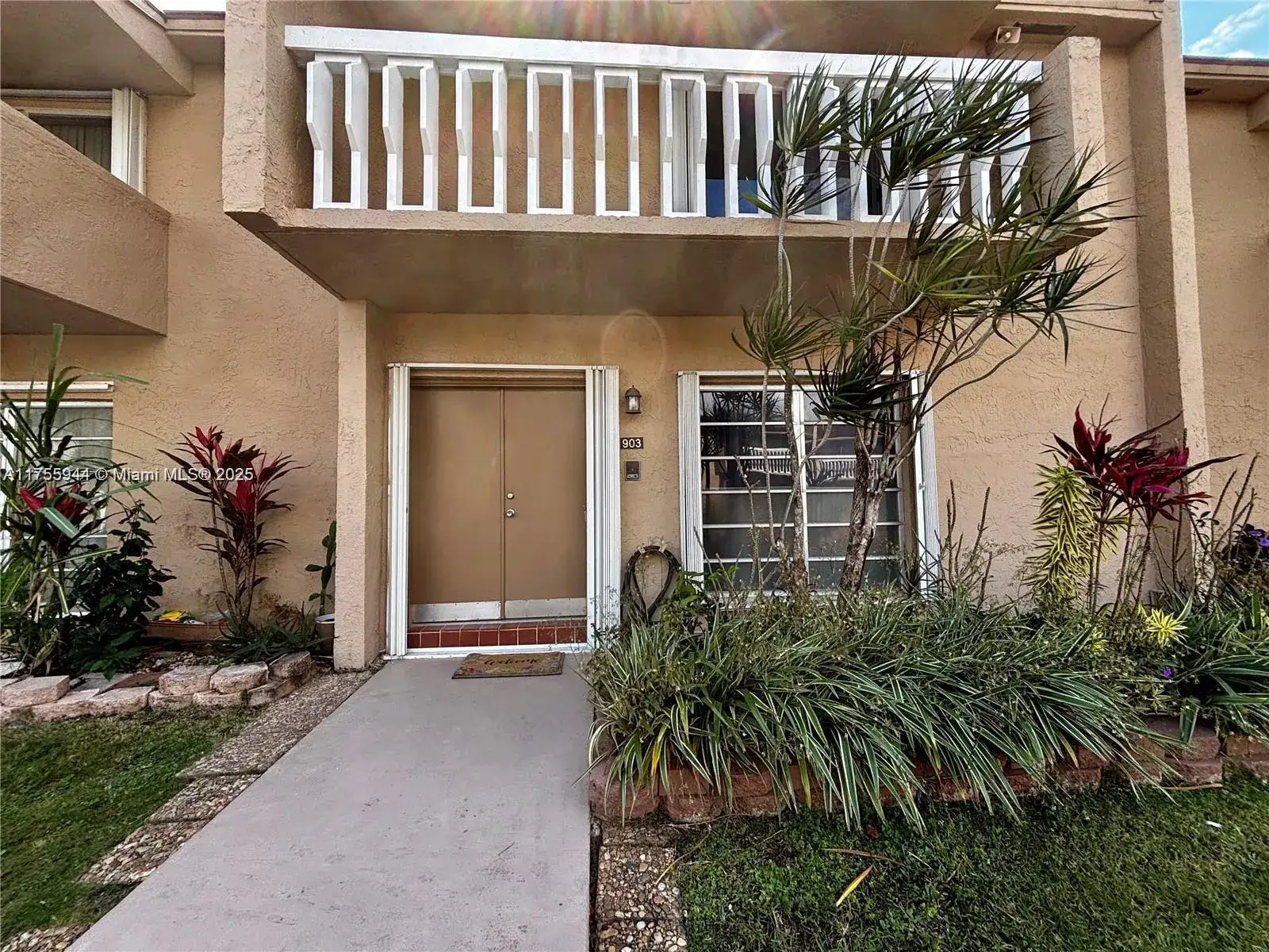3 bedroom 2 bath Residential Lease for rent at 17190 SW 94th # 903, Palmetto Bay FL 33157