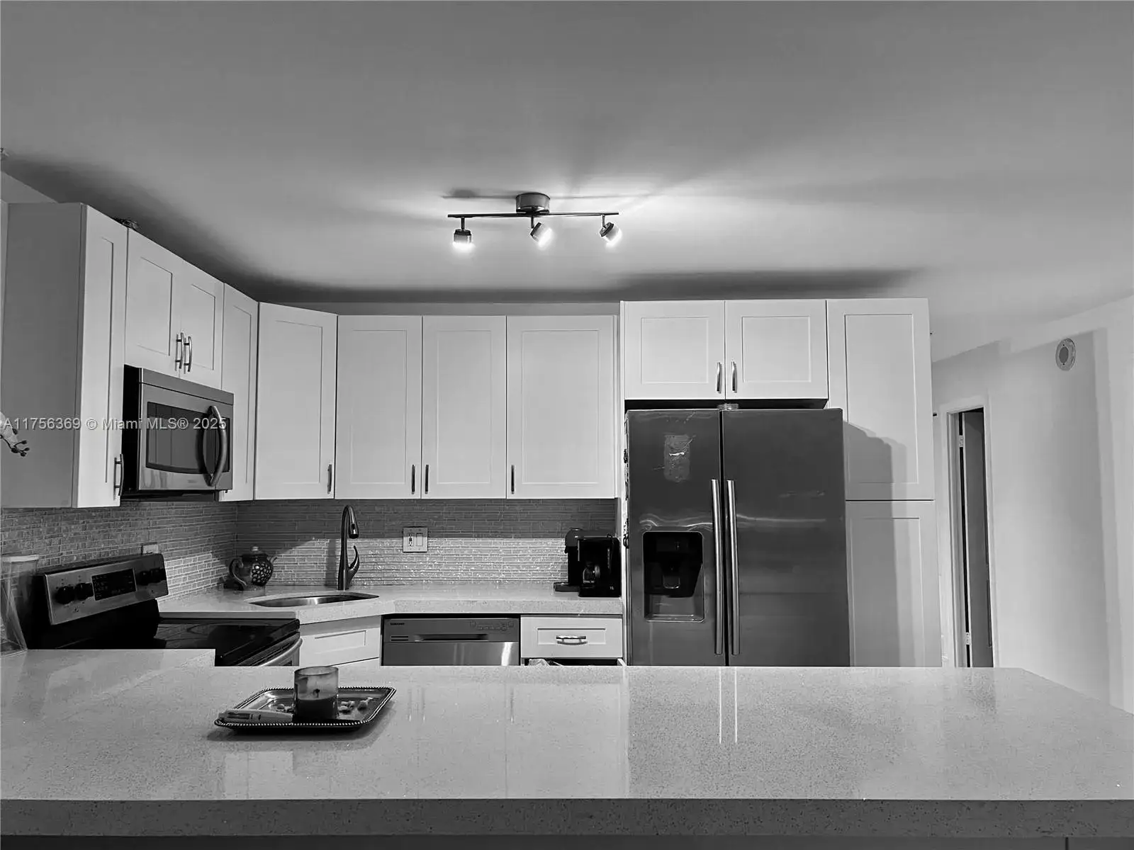 1 bedroom 1 bath Residential for sale at 2801 NE 183rd St # 215W, Aventura FL 33160