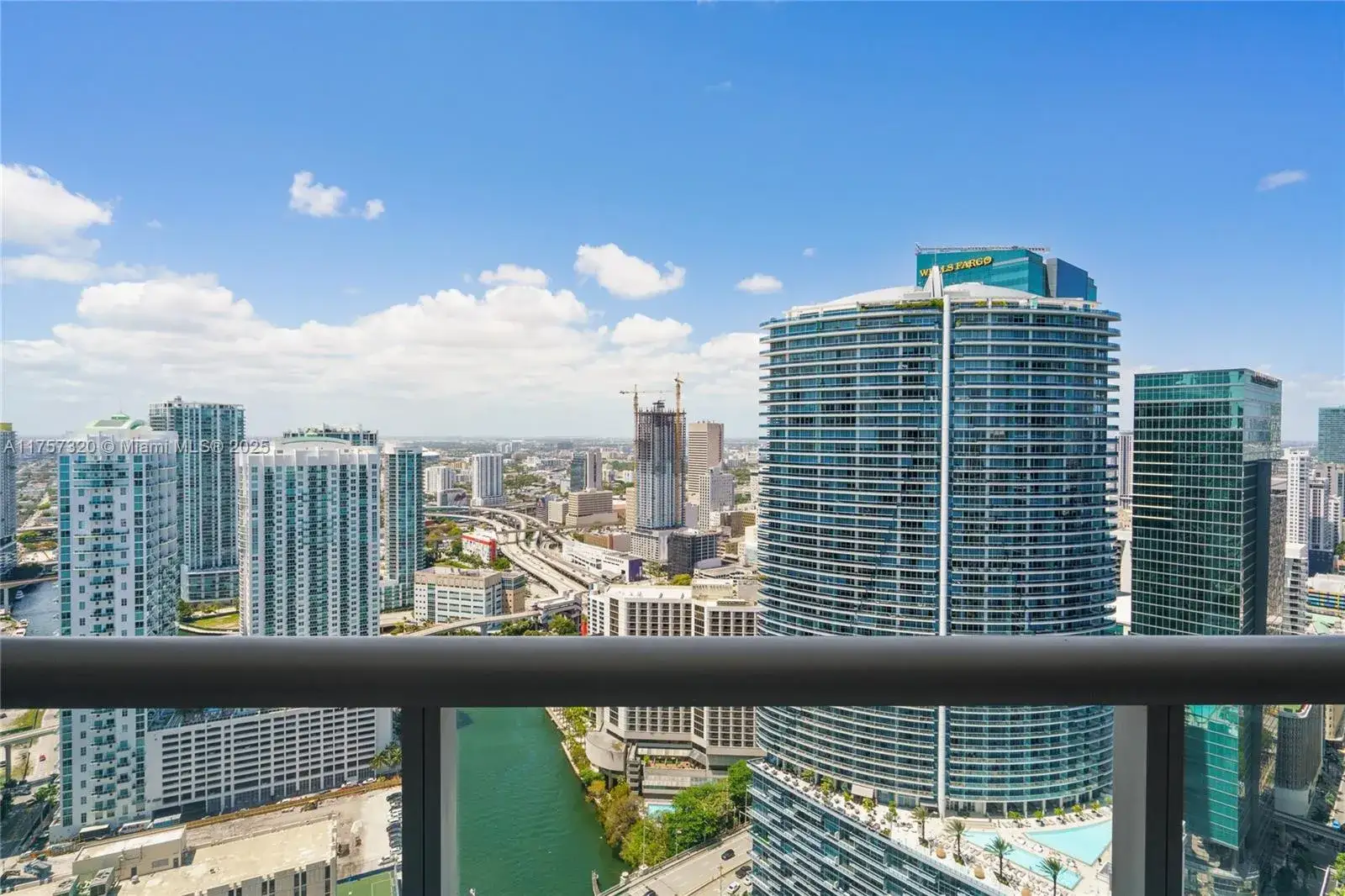 1 bedroom 1 bath Residential Lease for rent at 475 Brickell Ave # 5014, Miami FL 33131