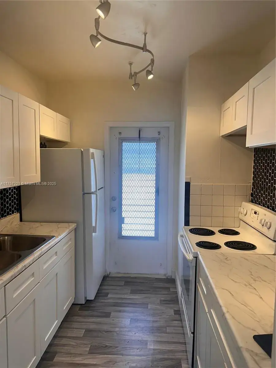 1 bedroom 1 bath Residential Lease for rent at 19001 NE 2nd Ave # 1404, Miami FL 33179