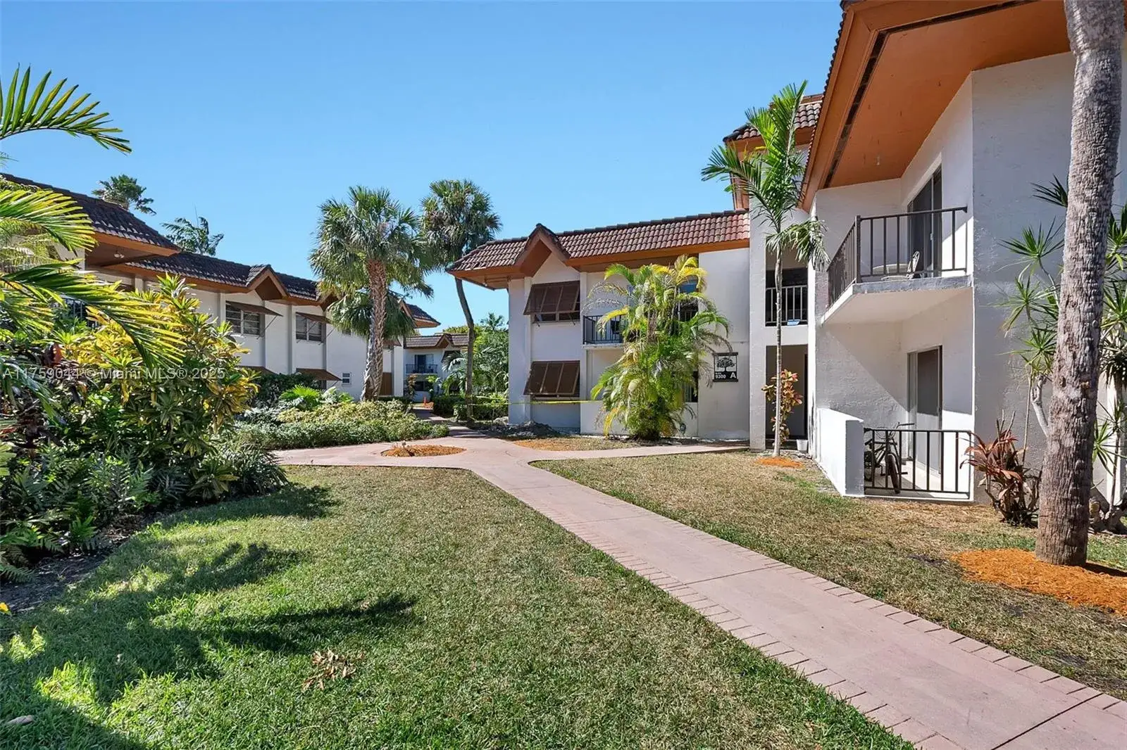 1 bedroom 1 bath Residential for sale at 9300 SW 77th Ave # A8, Miami FL 33156