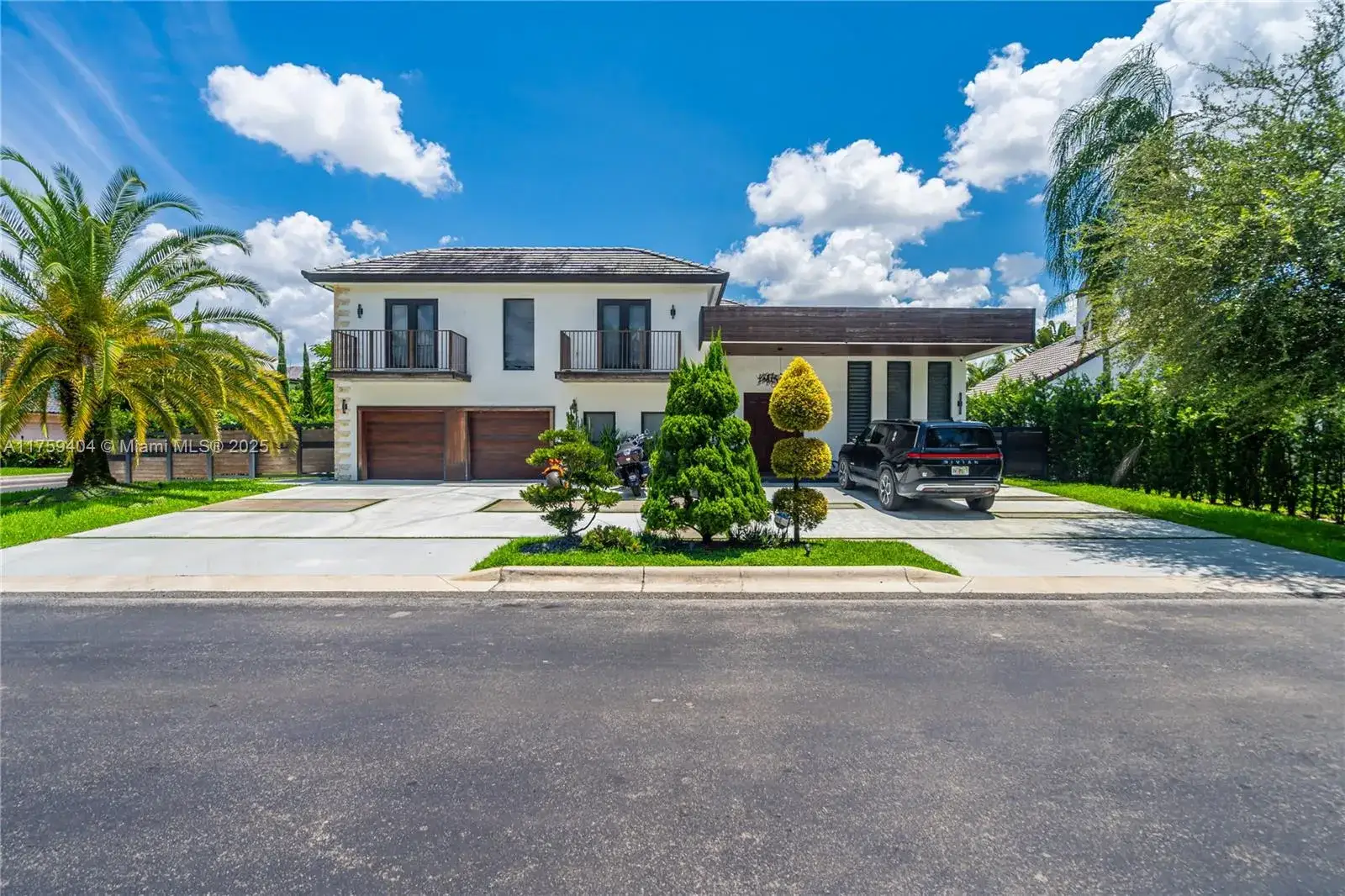 5 bedroom 5 bath Residential for sale at 5453 NW 94th Doral Pl, Doral FL 33178
