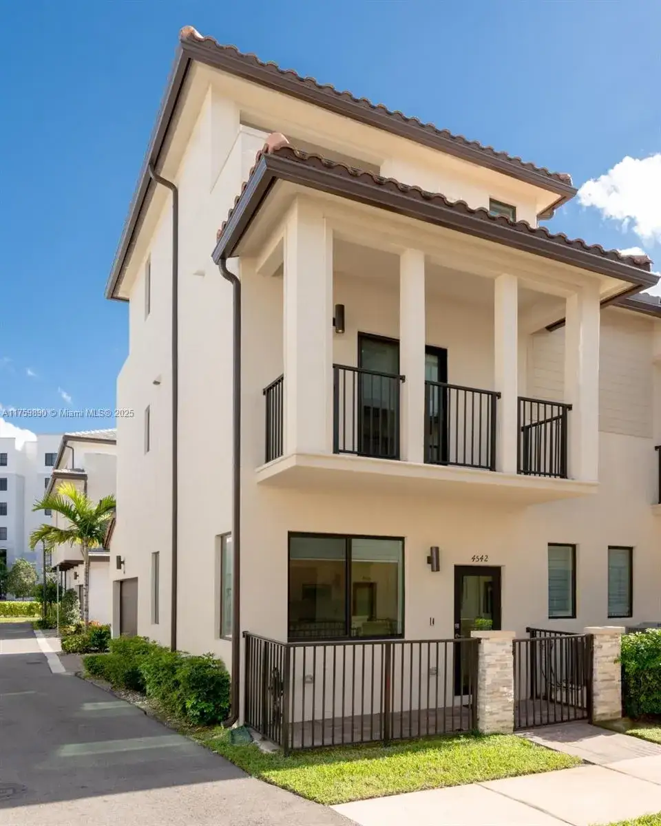 3 bedroom 2 bath Residential Lease for rent at 4542 NW 83rd Psge # 4542, Doral FL 33166