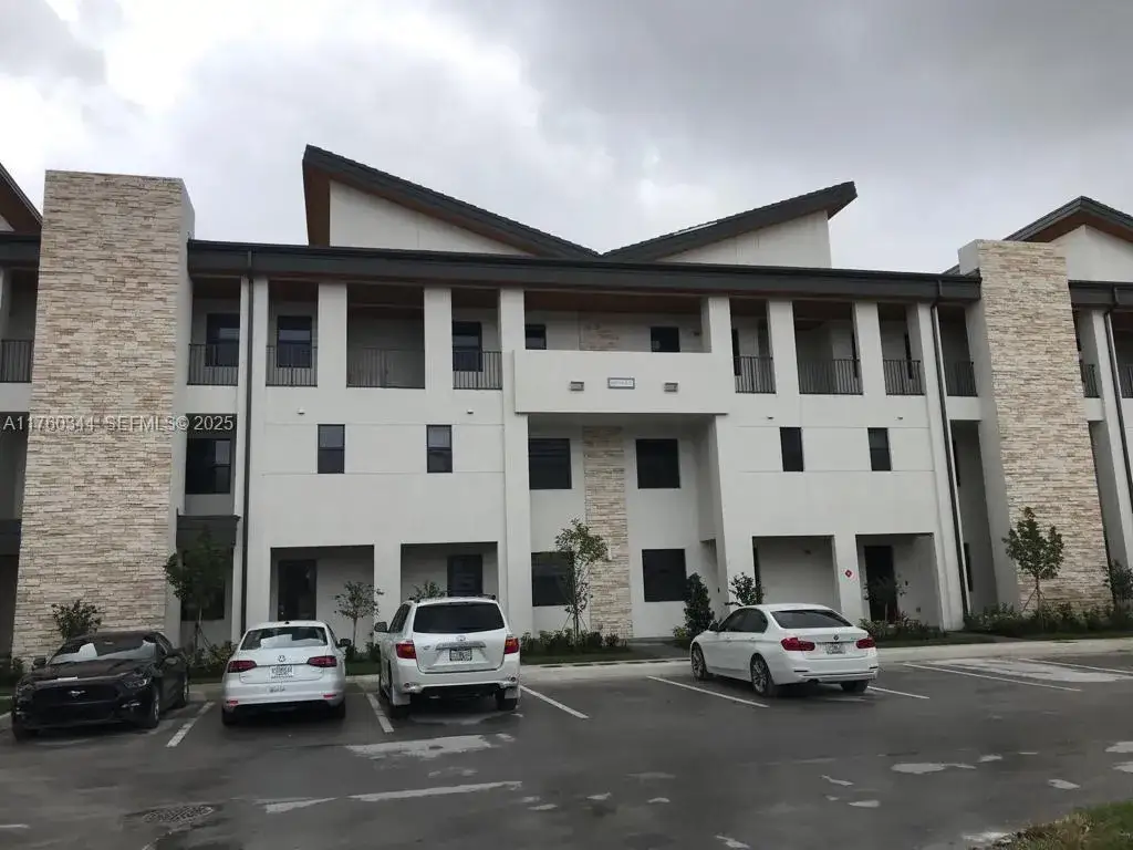 3 bedroom 2 bath Residential for sale at 10431 NW 82nd St # 5, Doral FL 33178