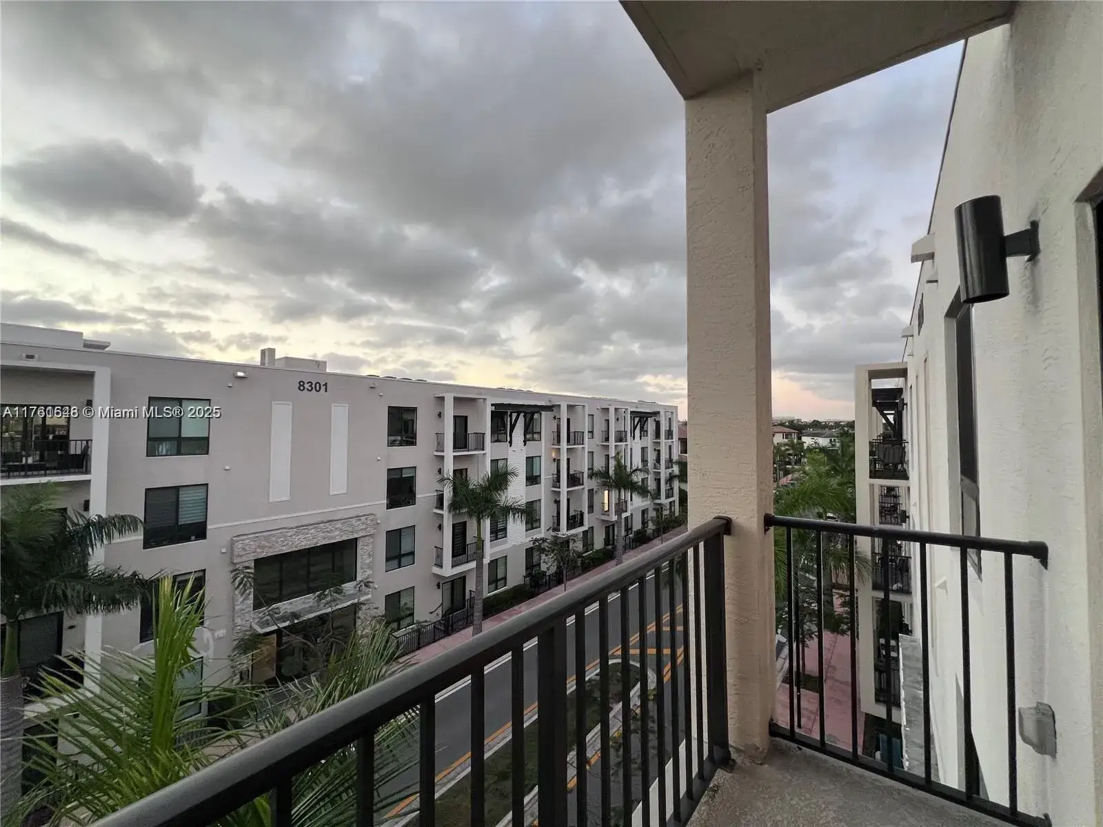 3 bedroom 2 bath Residential for sale at 8265 NW 41st St # 405, Doral FL 33166