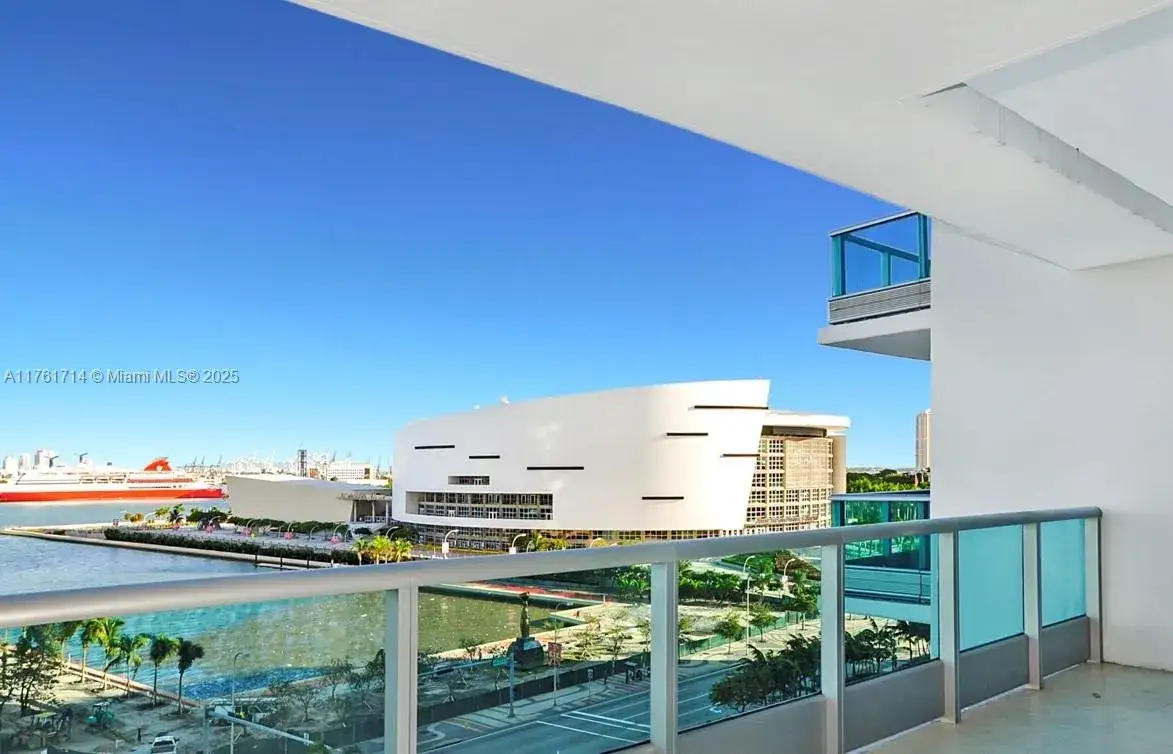 2 bedroom 2 bath Residential Lease for rent at 900 BISCAYNE BLVD # 909, Miami FL 33132