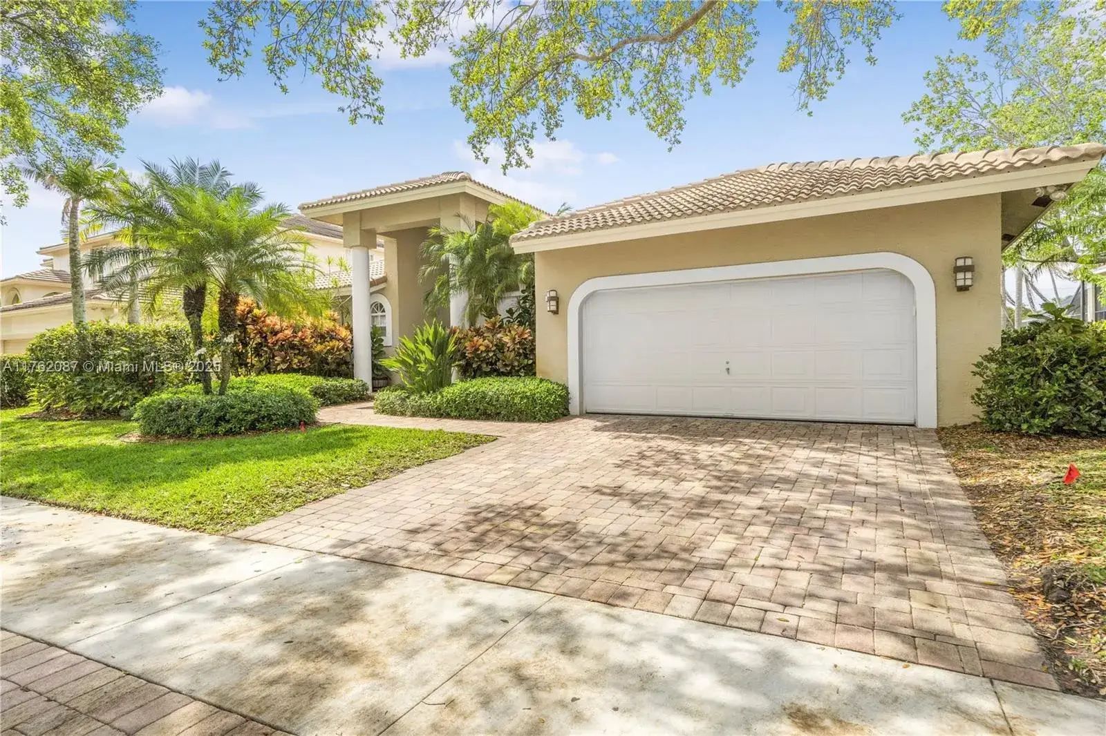 4 bedroom 3 bath Residential for sale at 2943 Oakbrook Dr, Weston FL 33332