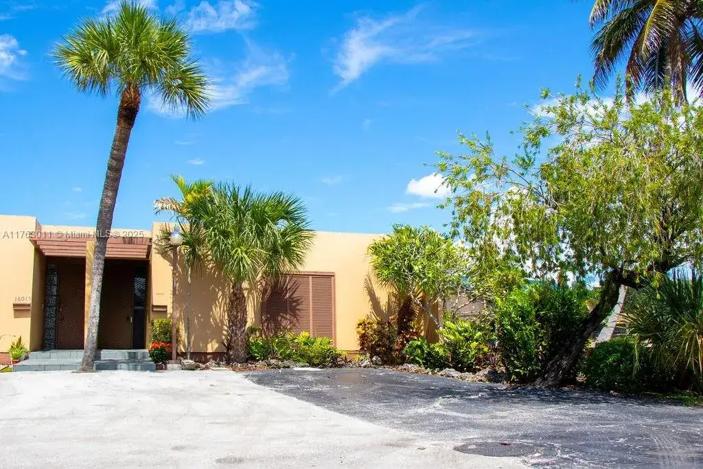 3 bedroom 2 bath Residential for sale at 16013 Kingsmoor Way, Miami Lakes FL 33014