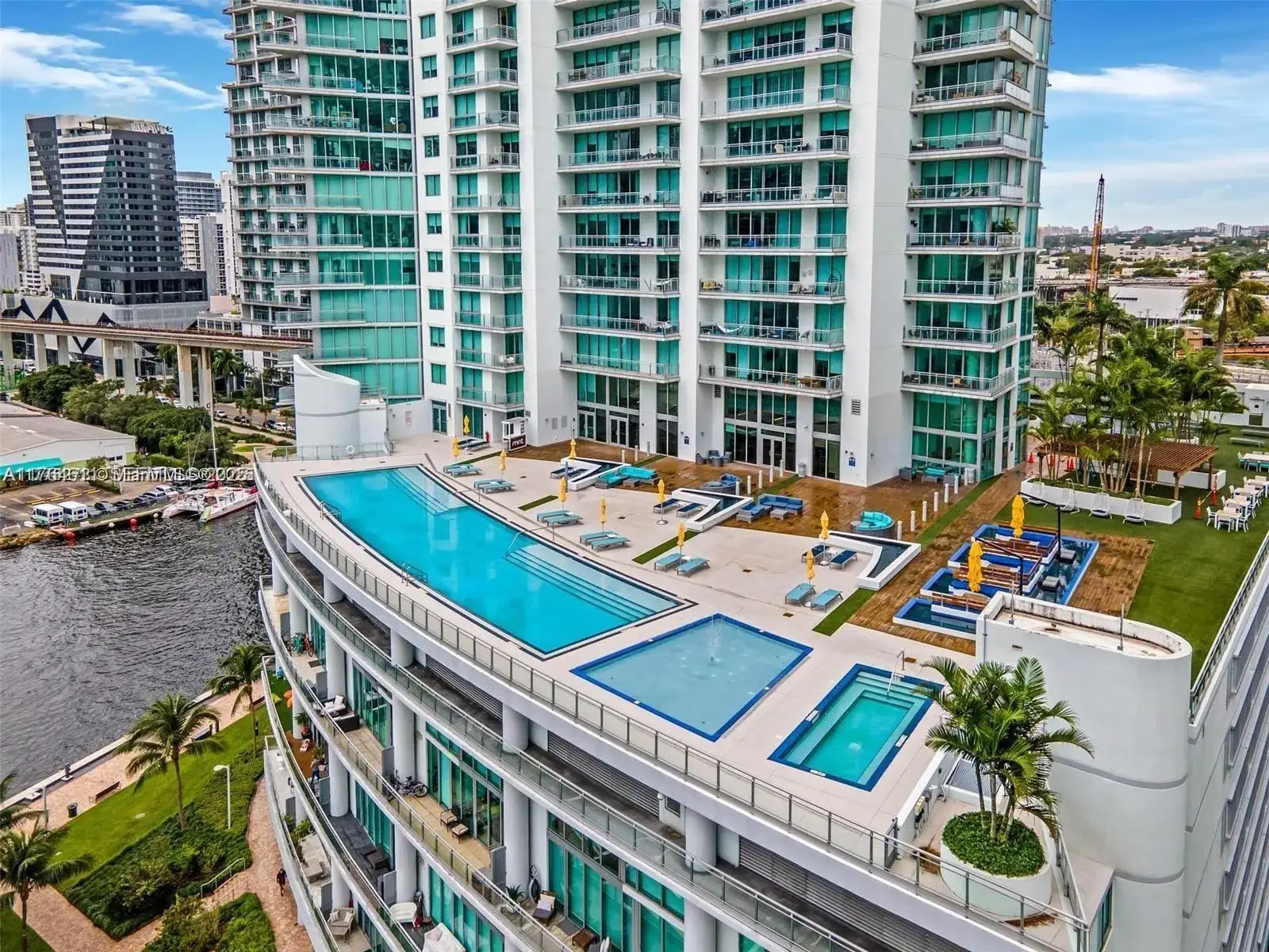2 bedroom 2 bath Residential for sale at 92 SW 3rd St # 1410, Miami FL 33130