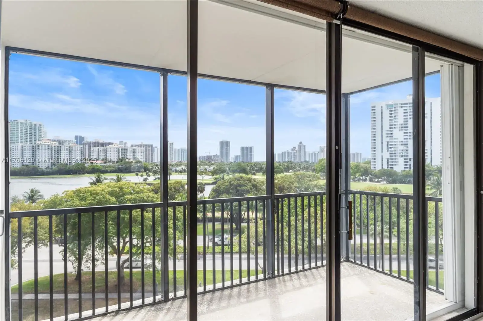 1 bedroom 1 bath Residential for sale at 3475 N Country Club Dr # 709, Aventura FL 33180