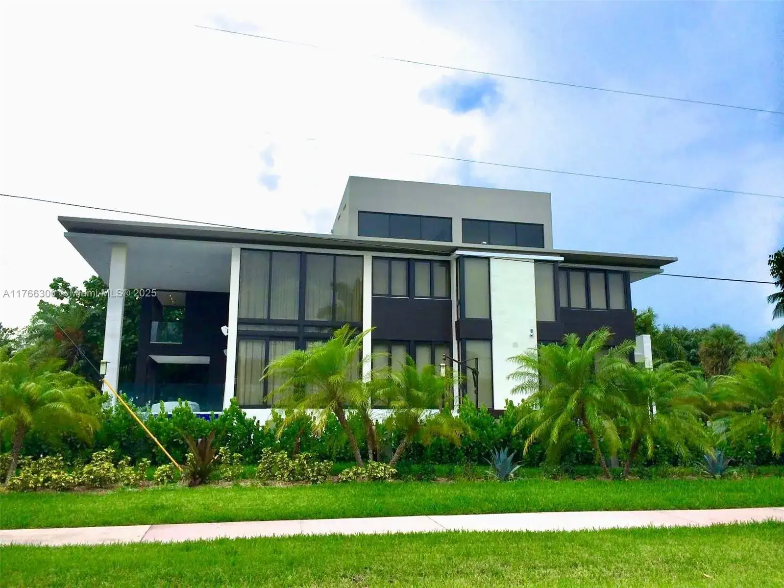 6 bedroom 6 bath Residential for sale at 610 Harbor Cir, Key Biscayne FL 33149