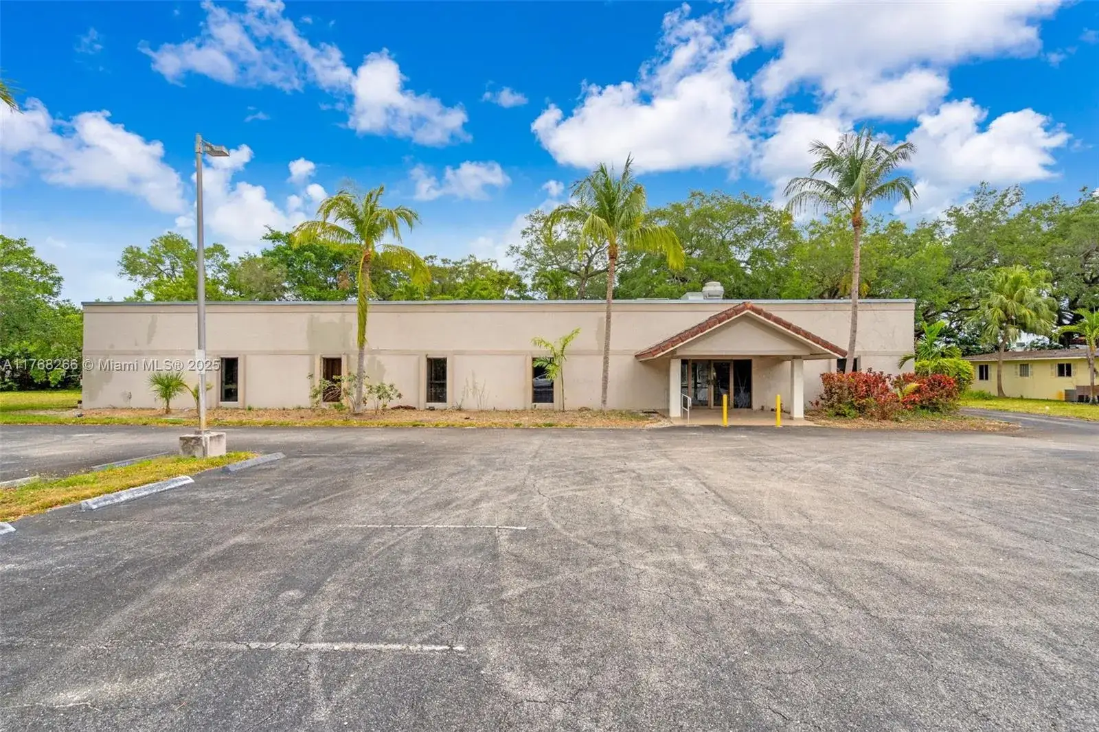 Commercial Sale for sale at 1475 NE 199th St, Miami FL 33179