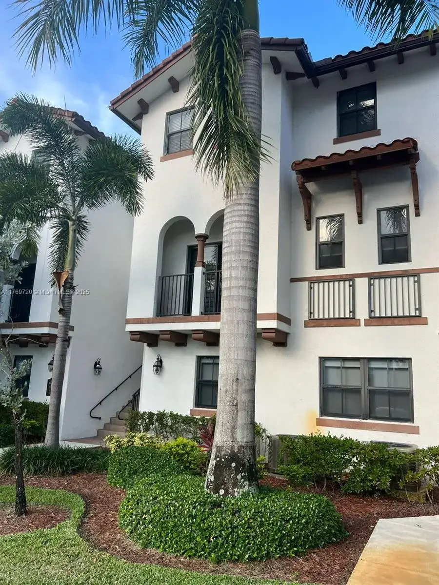 3 bedroom 2 bath Residential for sale at 10630 NW 88th St # 103, Doral FL 33178