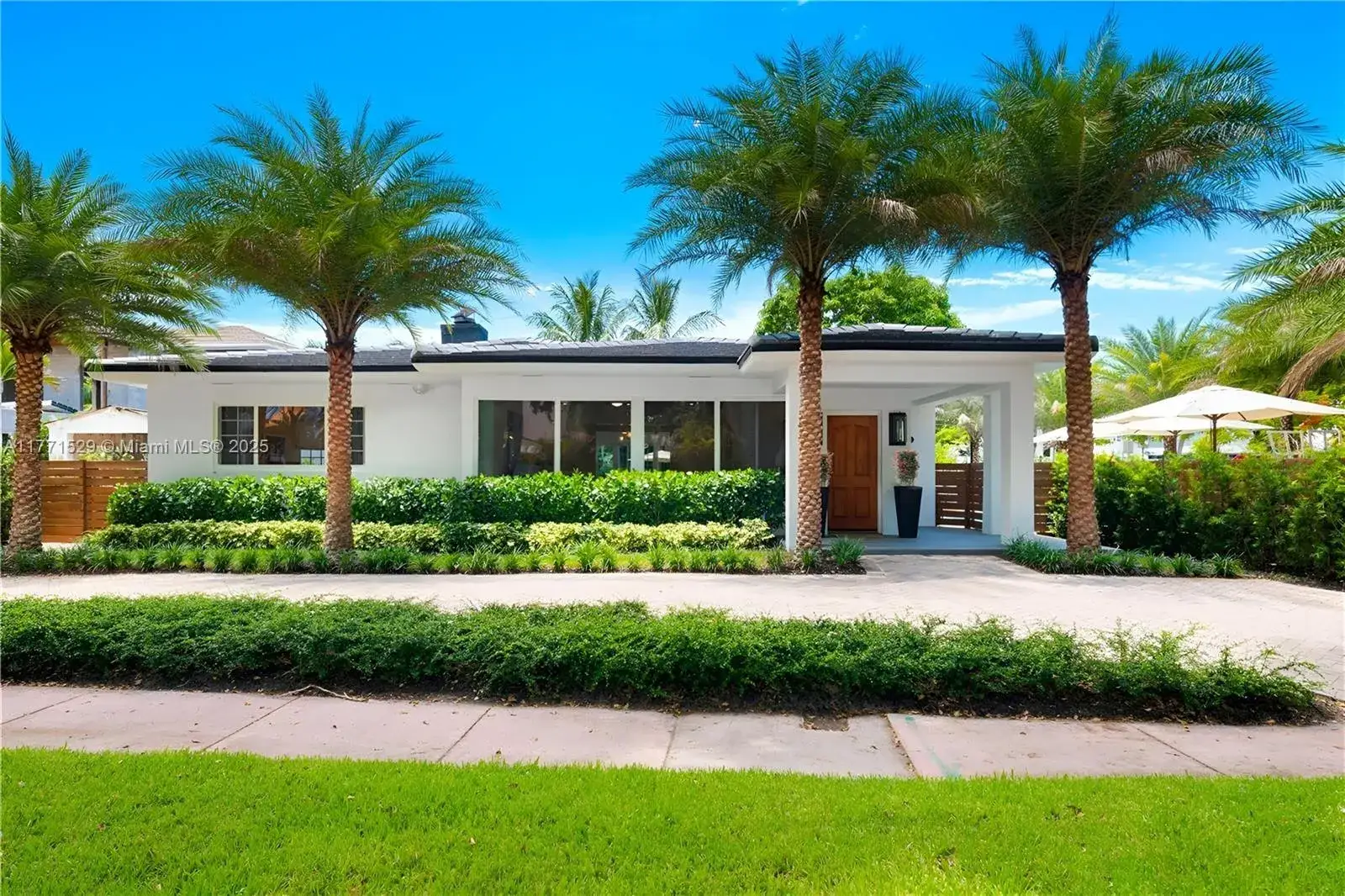 3 bedroom 3 bath Residential for sale at 2575 Pine Tree Dr, Miami Beach FL 33140