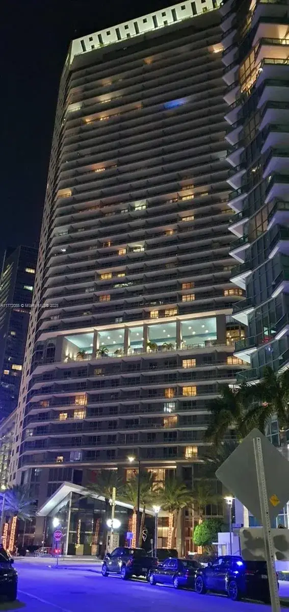 1 bedroom 1 bath Residential Lease for rent at 1300 Brickell Bay Dr # 1107, Miami FL 33131