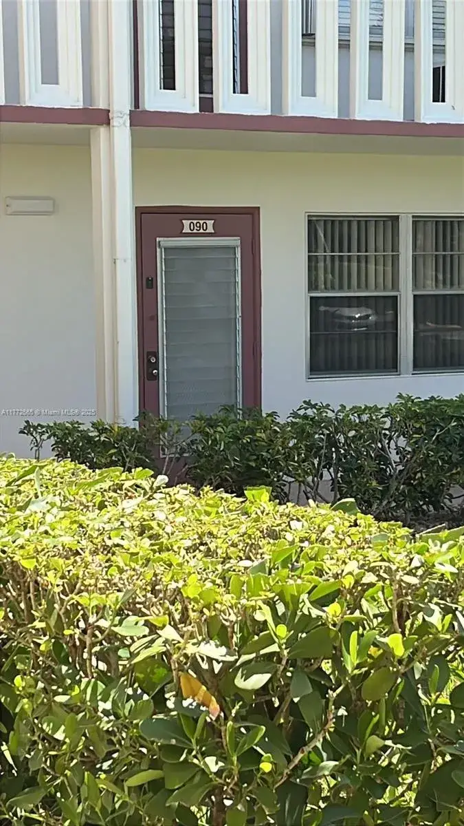 1 bedroom 1 bath Residential for sale at 90 Fanshaw C # 90, Boca Raton FL 33434