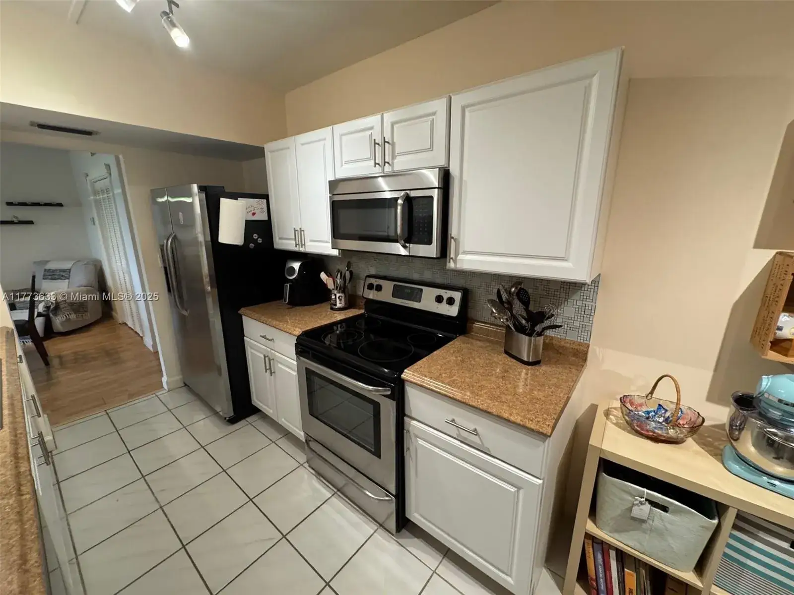 1 bedroom 1 bath Residential for sale at 4330 Hillcrest Dr # 304, Hollywood FL 33021