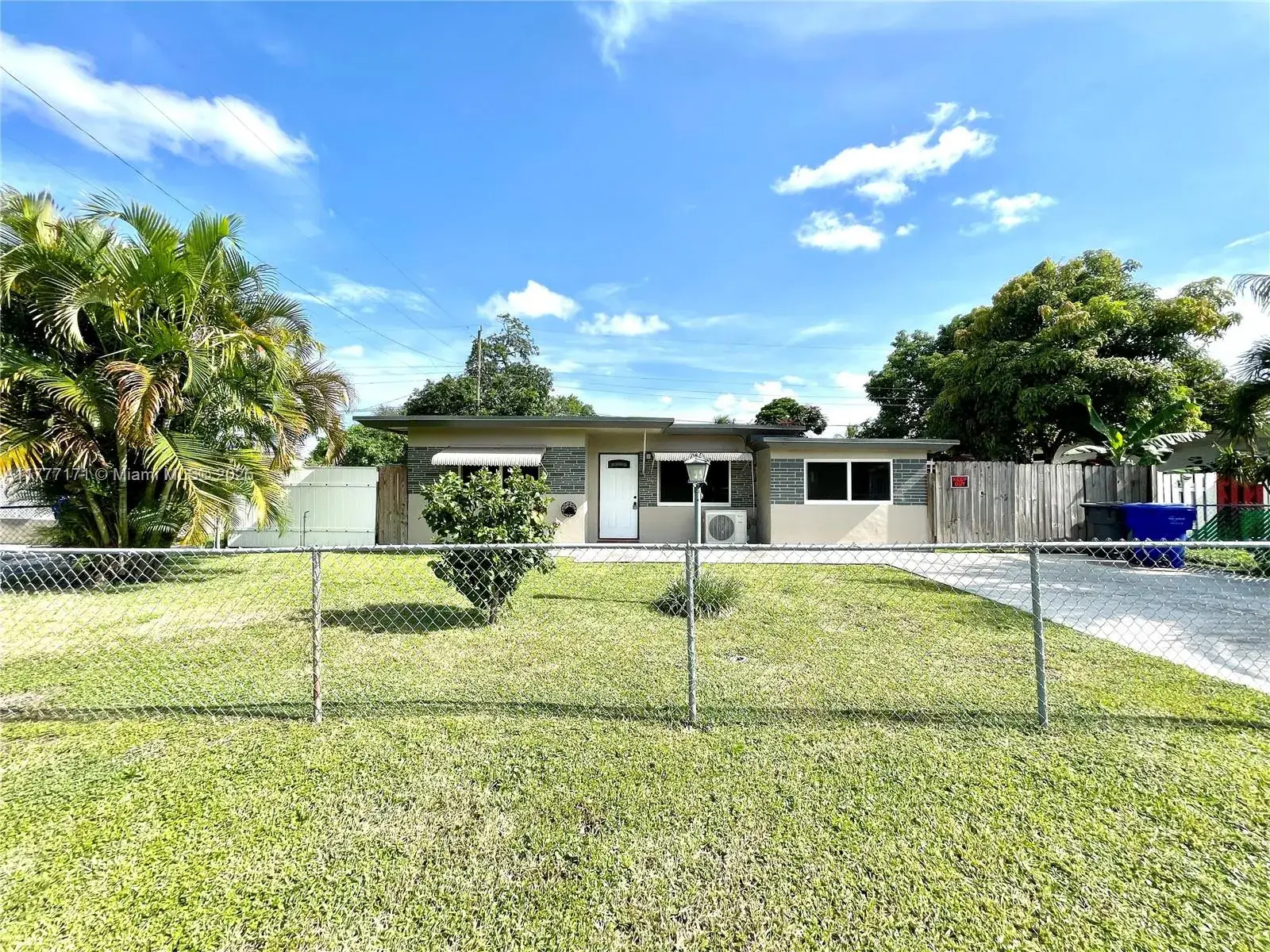 2 bedroom 1 bath Residential Lease for rent at 5610 Cleveland St, Hollywood FL 33021