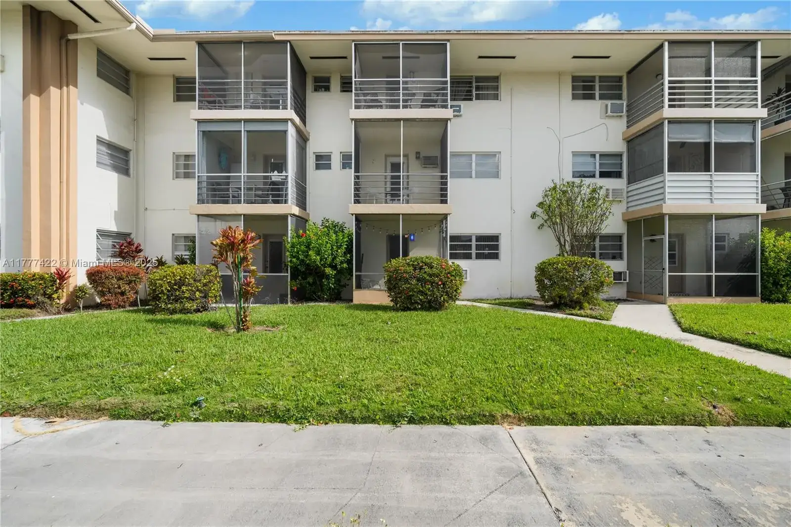 1 bedroom 1 bath Residential for sale at 16900 NE 14th Ave # 109, Miami FL 33162