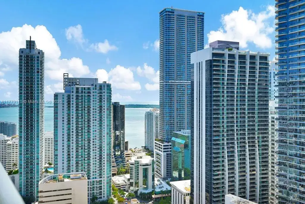 1 bedroom 2 bath Residential for sale at 45 SW 9th St # 3705, Miami FL 33130
