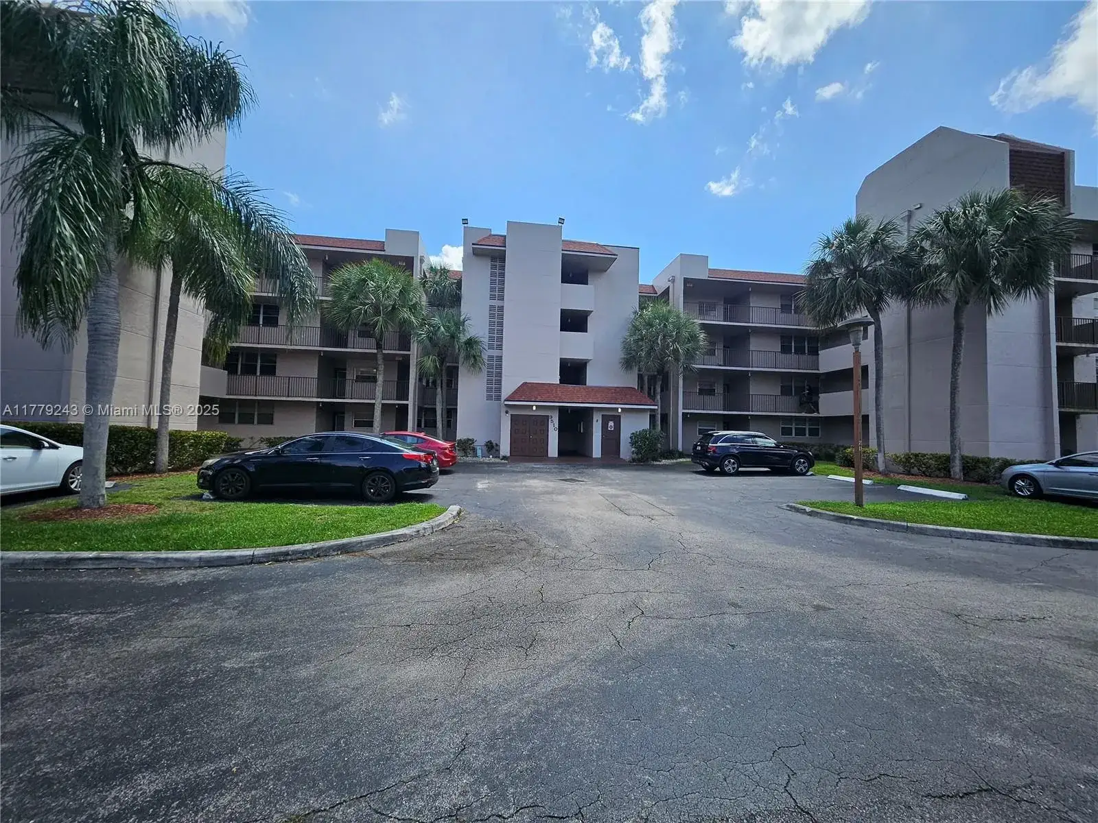 3 bedroom 2 bath Residential for sale at 9510 Seagrape Dr # 201, Davie FL 33324