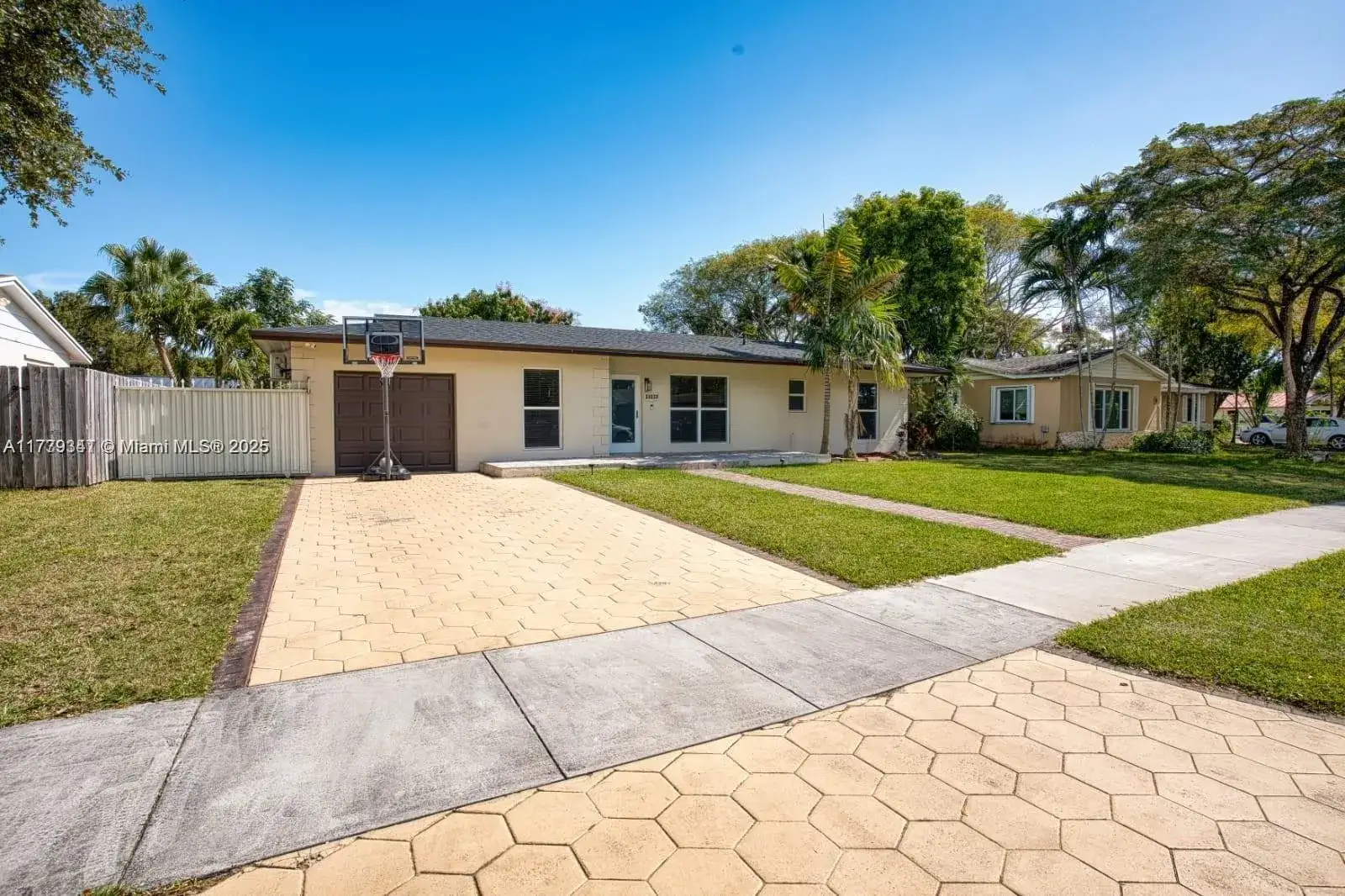 2 bedroom 1 bath Residential for sale at 18033 SW 89th Pl, Palmetto Bay FL 33157