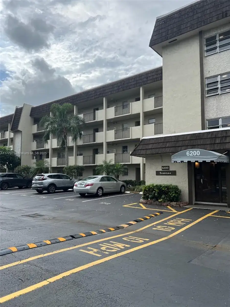 2 bedroom 2 bath Residential for sale at 6200 NW 44th St # 204, Lauderhill FL 33319